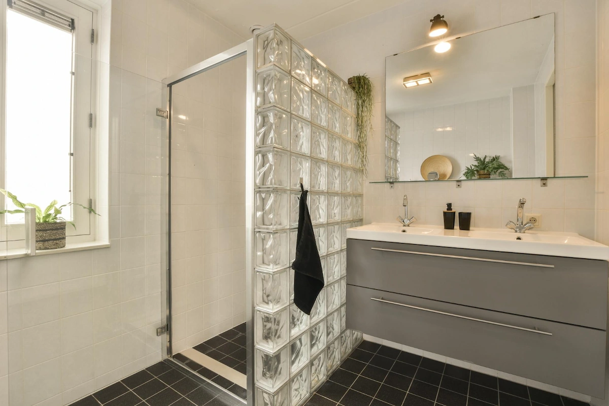 Variasi Pemasangan Glass Block di Kamar Mandi